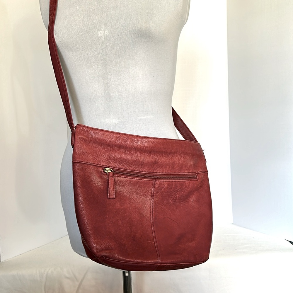 Stone Mountain pebbled leather maroon shoulder used good condtn hot fall color